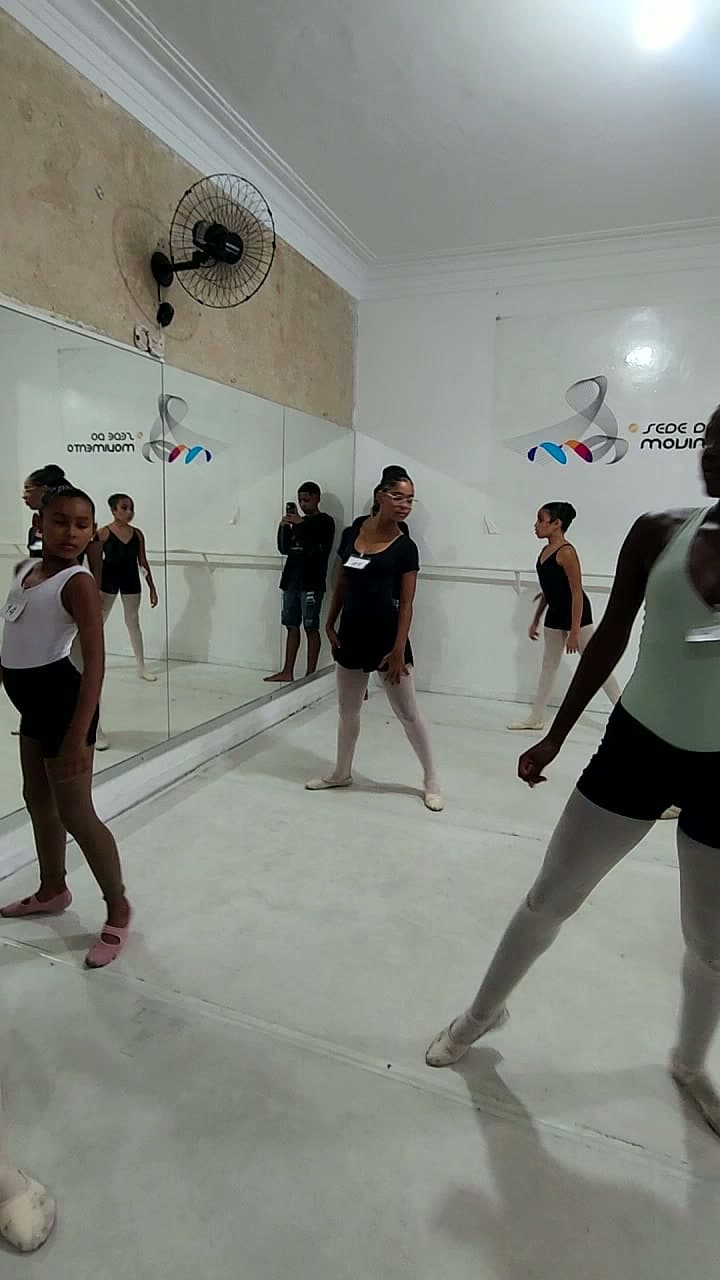 Candidatas em movimento durante a avaliação de dança